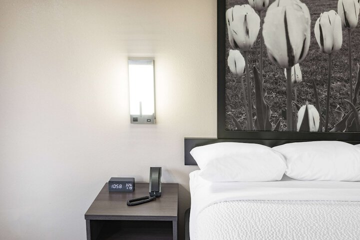 1 King Bed (4 of 12)