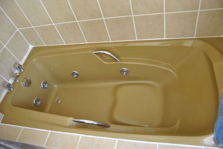 Deep soaking bathtub