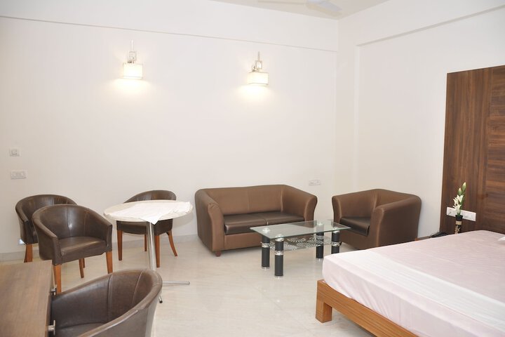 Room 5 of 9