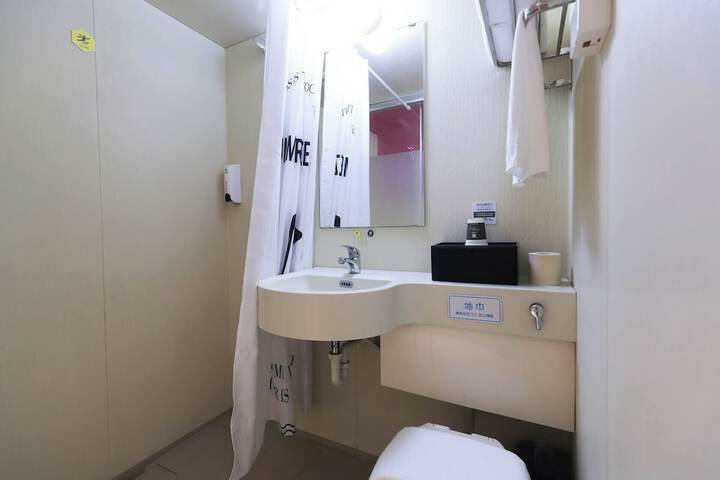 Room 4 of 7