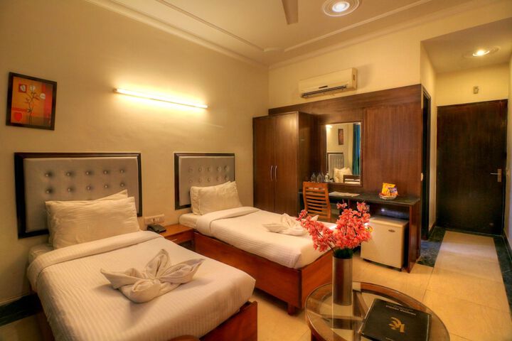 Room 6 of 12