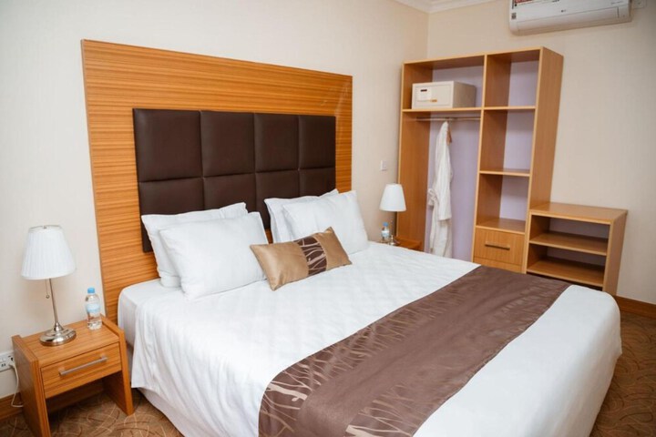 Room 6 of 27