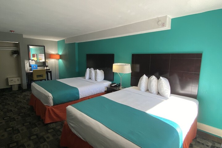 2 Queen Beds (6 of 13)