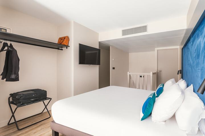 Room 9 of 39
