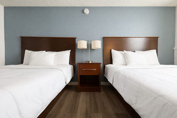 Hotel 8
