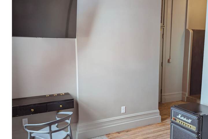 Room 11 of 32