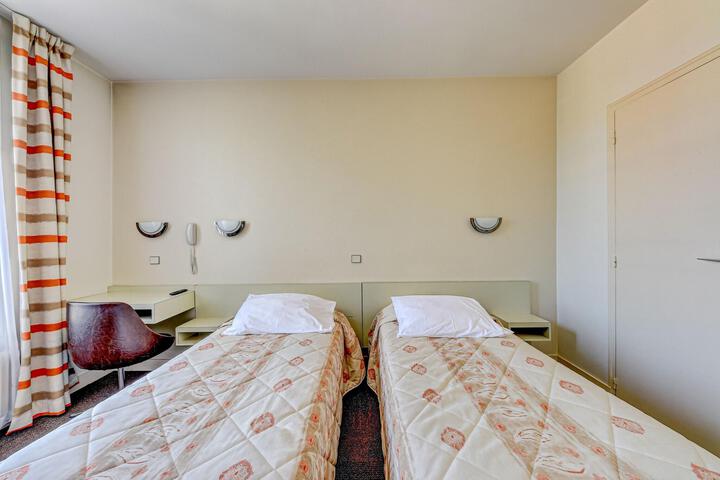 Room 42 of 83