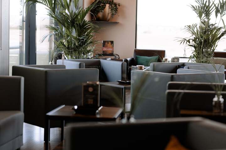 Lounge 28 of 38