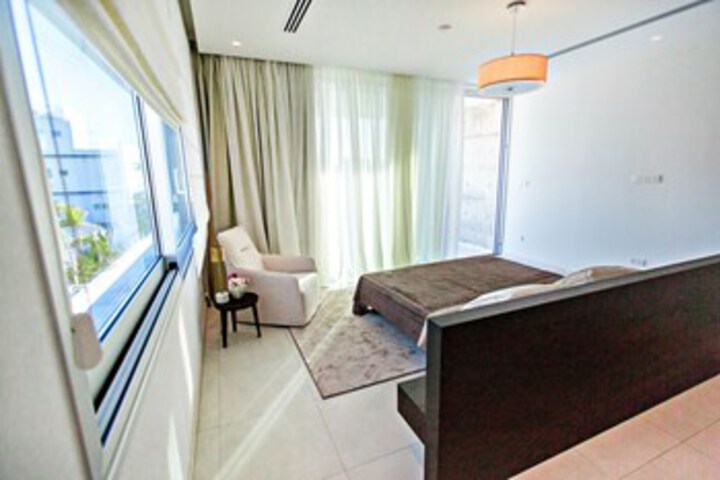 Room 7 of 32