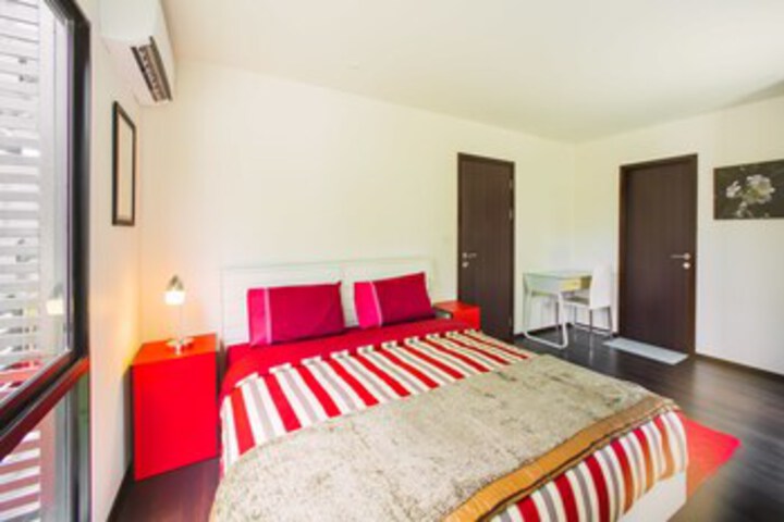 Room 32 of 38