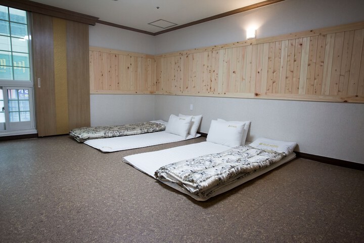 Room 16 of 38