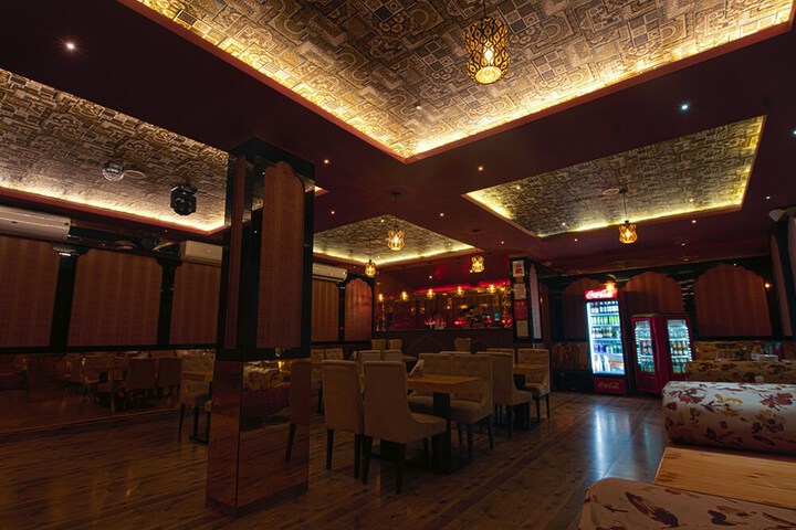 Lounge 14 of 21
