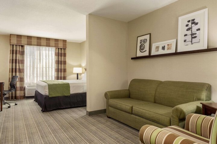 King Accessible Room (1 of 6)