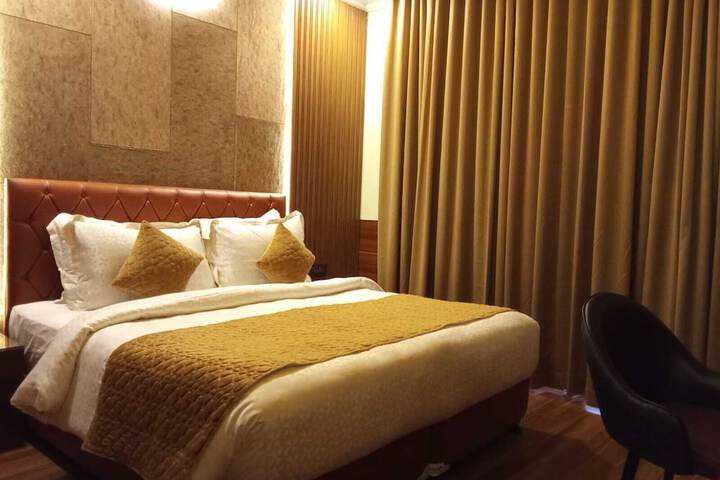 Room 5 of 10