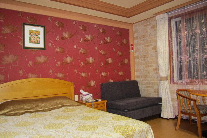 Room 9 of 36