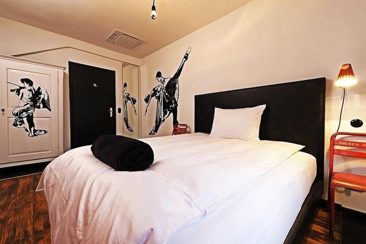 Room 16 of 79