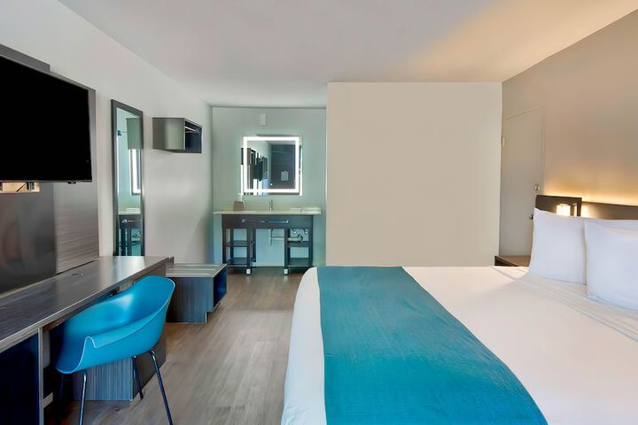 King Room Disability Accessible (1 of 15)