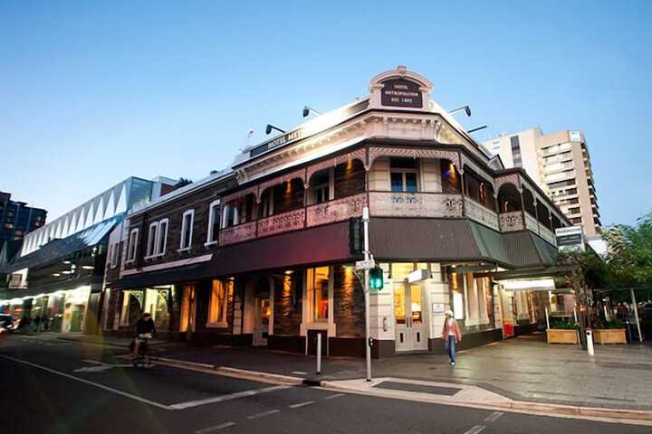 Exterior of Hotel Metropolitan