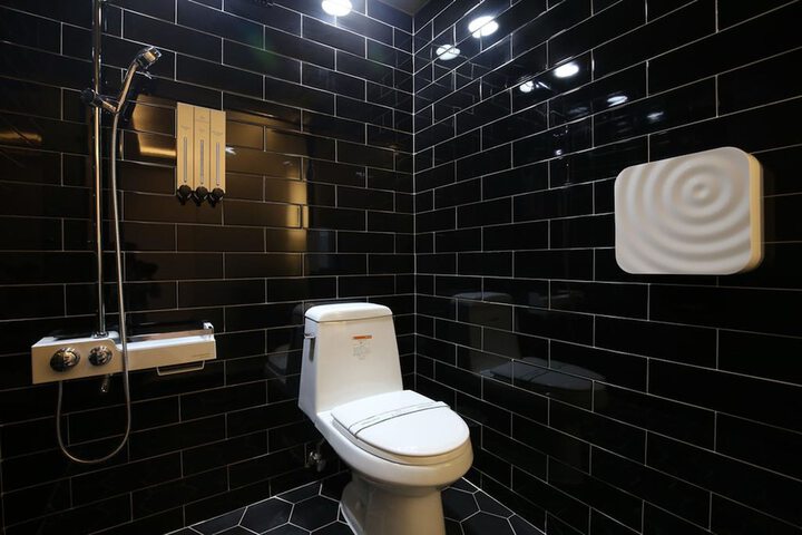 Room 2 of 10