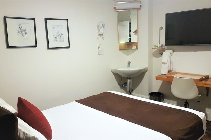 Standard Room, King or Two Doubles (11 of 12)