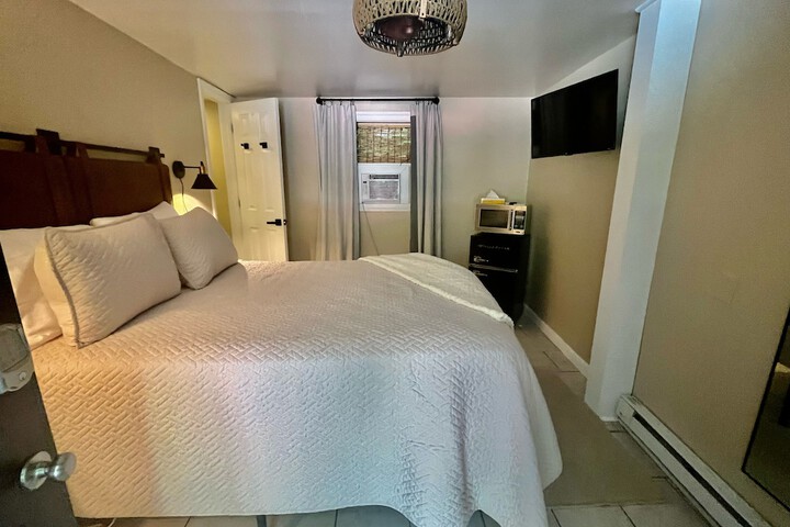 Room 4 of 112