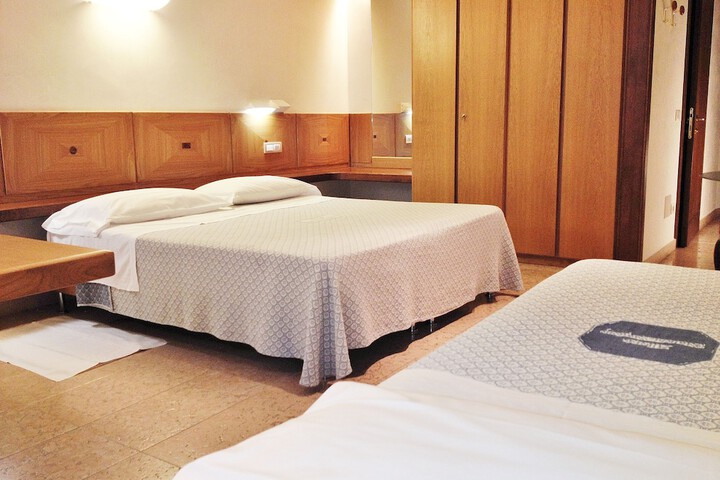 Room 17 of 65