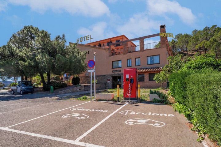 Electric vehicle charging station