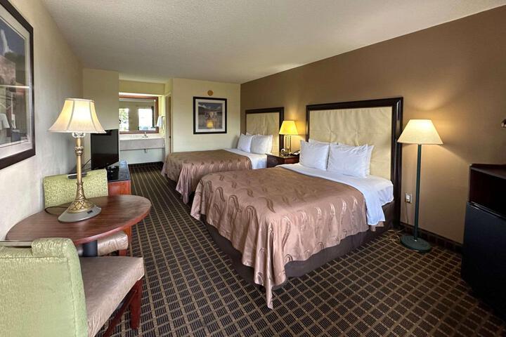 2 Queen Beds (2 of 9)