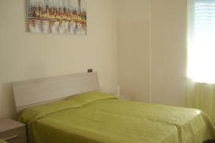 Room 7 of 12