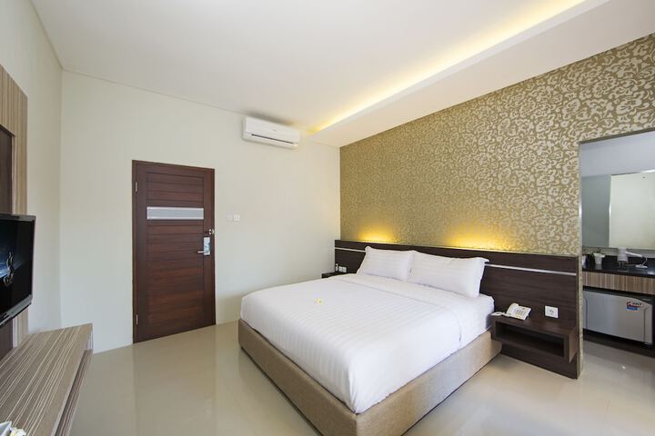 Room 12 of 104