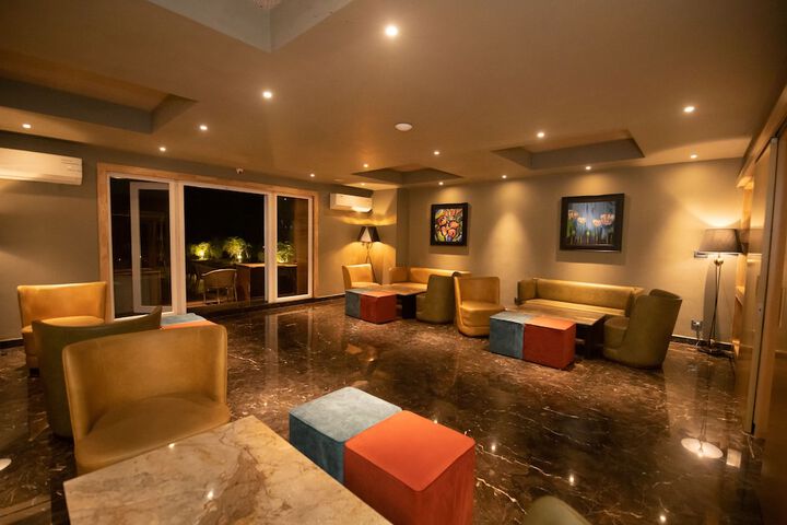 Lounge 38 of 71