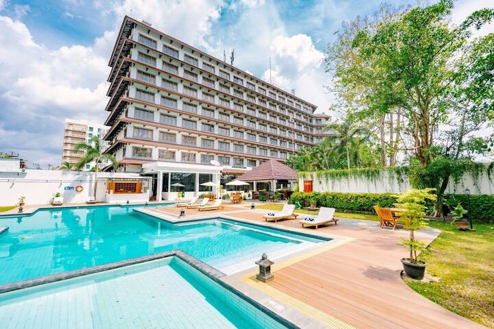 Hotel with Pool