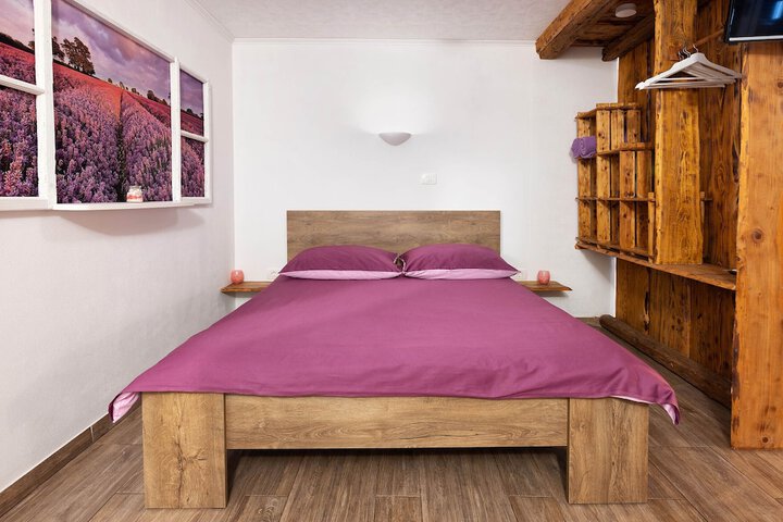 Room 4 of 77