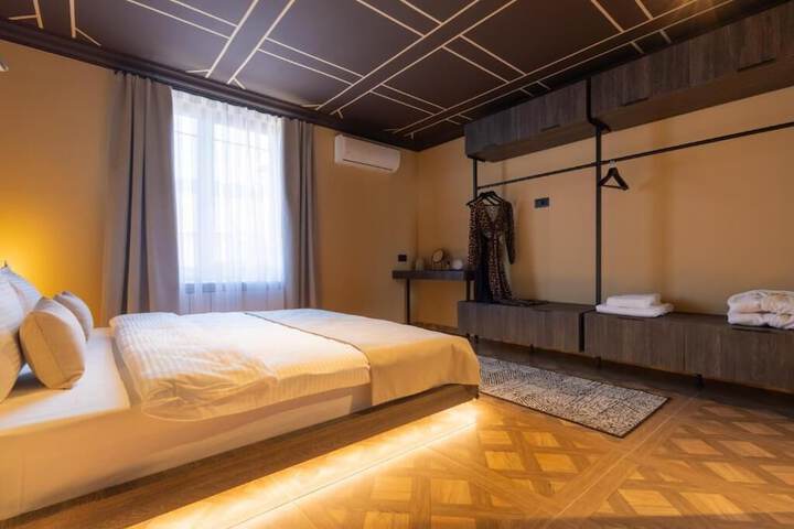 Room 33 of 79
