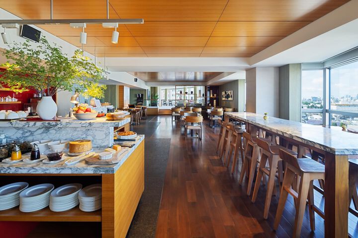 Lounge 196 of 216