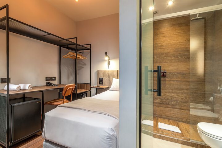 Room 13 of 28