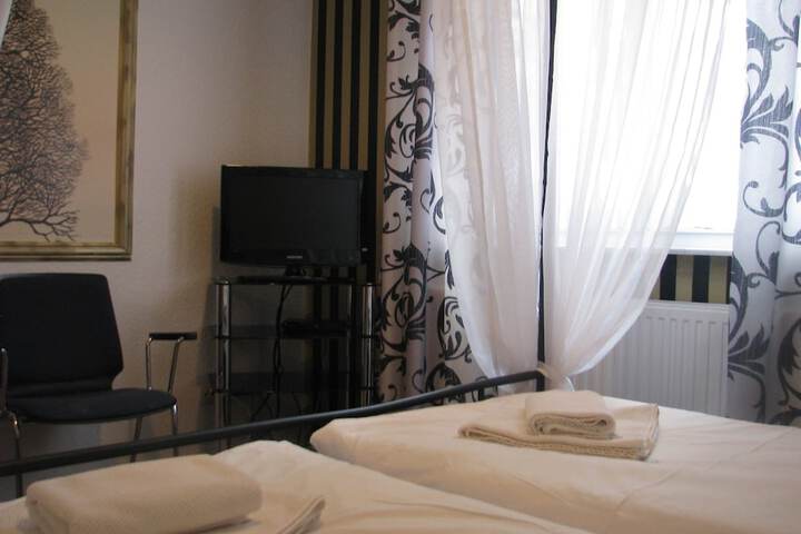 Room 10 of 32