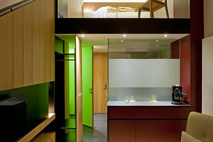 Room 16 of 76
