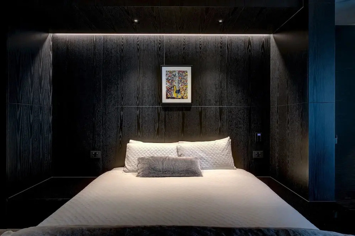 Room 6 of 24