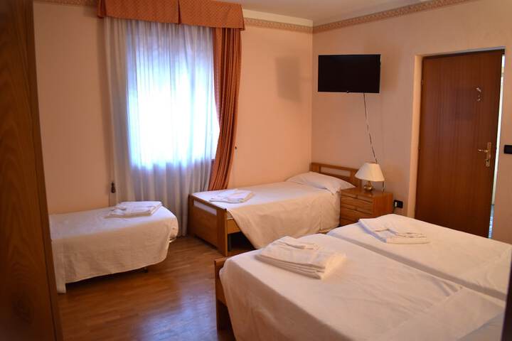 Room 12 of 85