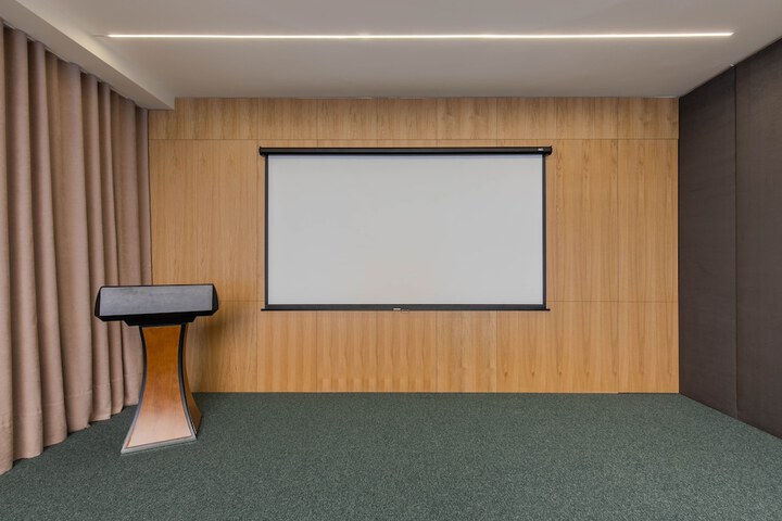 Business Center 63 of 85