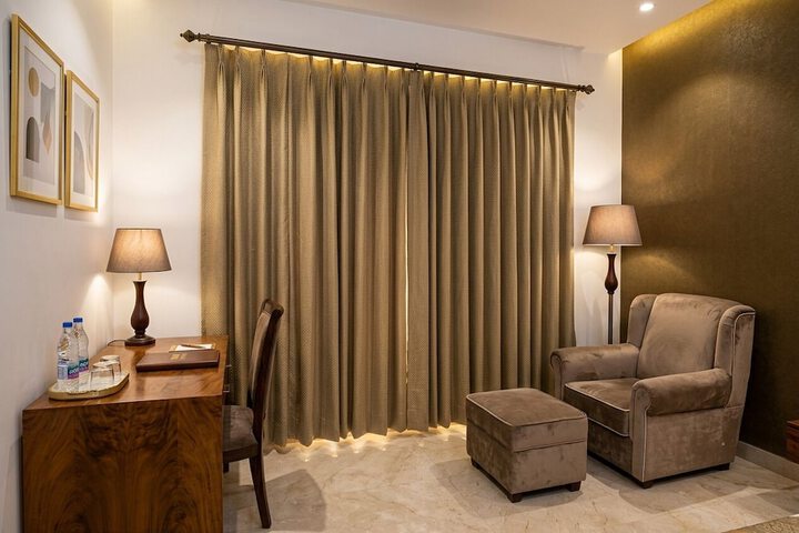 Room 6 of 18