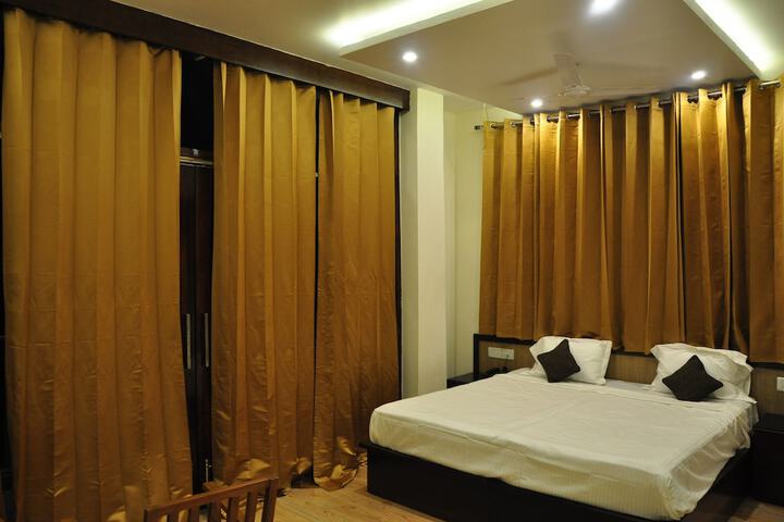 Room 6 of 9