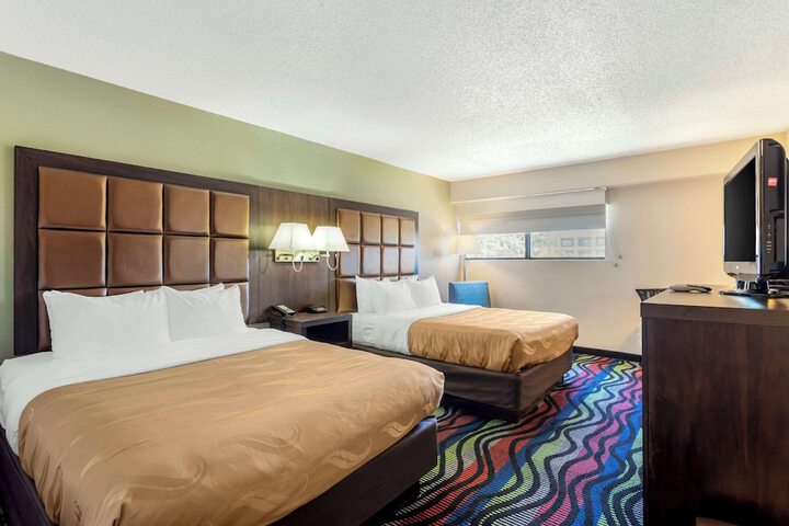 2 Queen Beds (11 of 16)