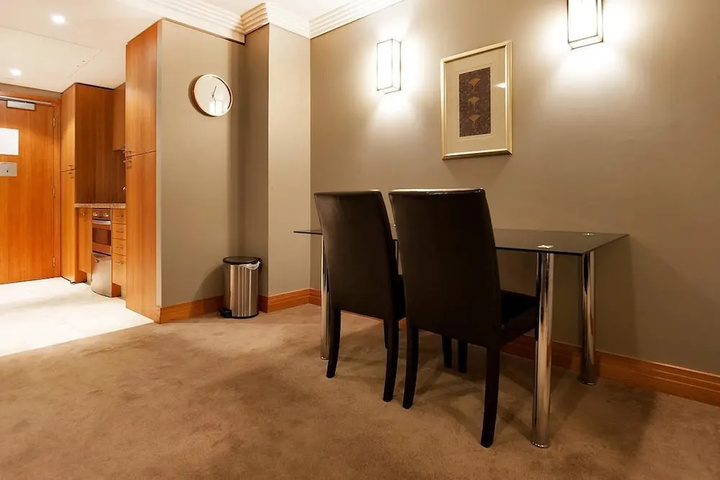 Room 5 of 10
