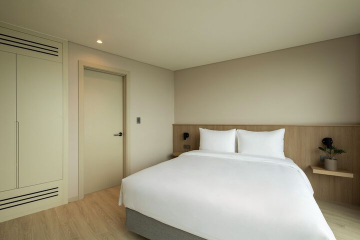 Room 32 of 98
