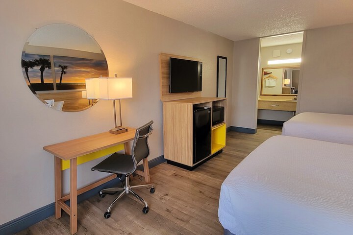 2 Queen Beds (6 of 9)