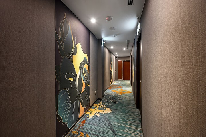 Ballroom/Hall 72 of 78