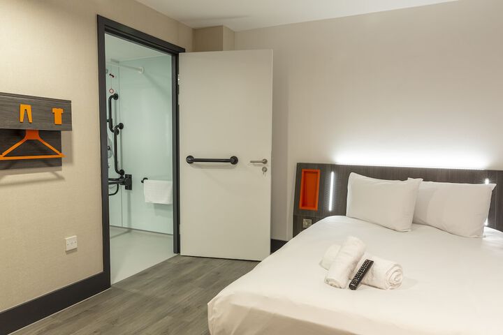 Room 16 of 38
