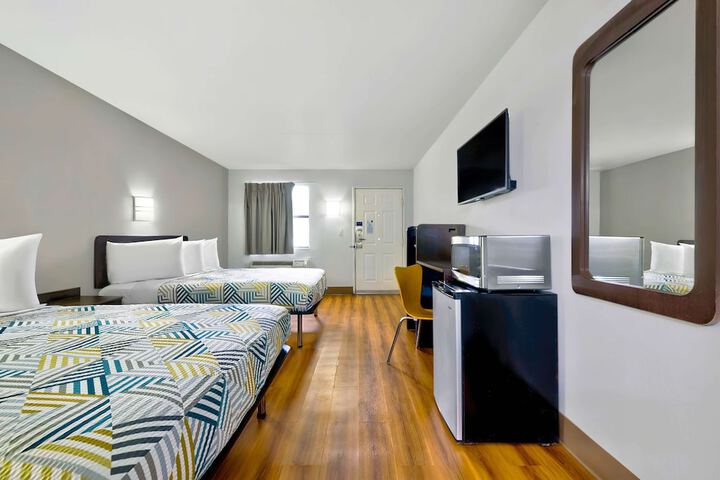 2 Queen Beds (1 of 10)